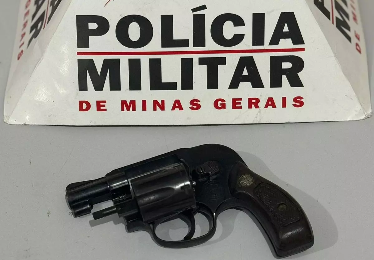 Jovem é preso por porte ilegal de arma de fogo em Ewbank da Câmara